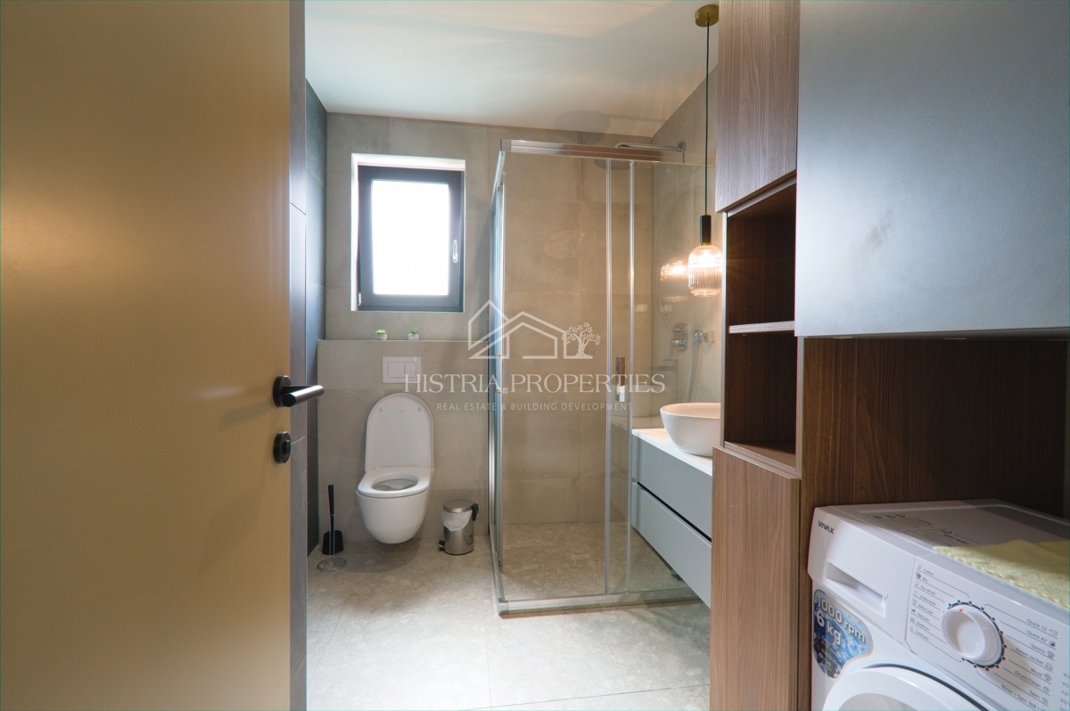 Grazioso appartamento con 2 terrazze, jacuzzi e vista panoramica vicino al mare