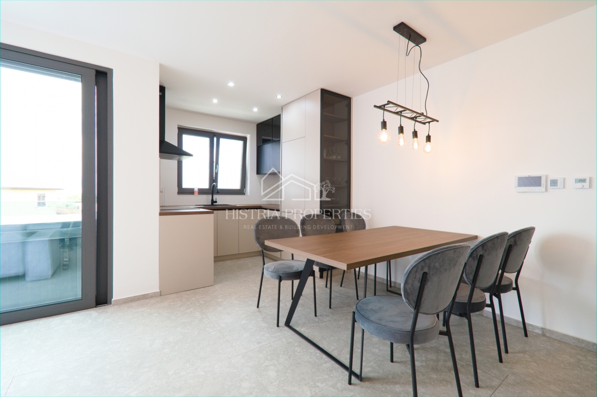 Grazioso appartamento con 2 terrazze, jacuzzi e vista panoramica vicino al mare