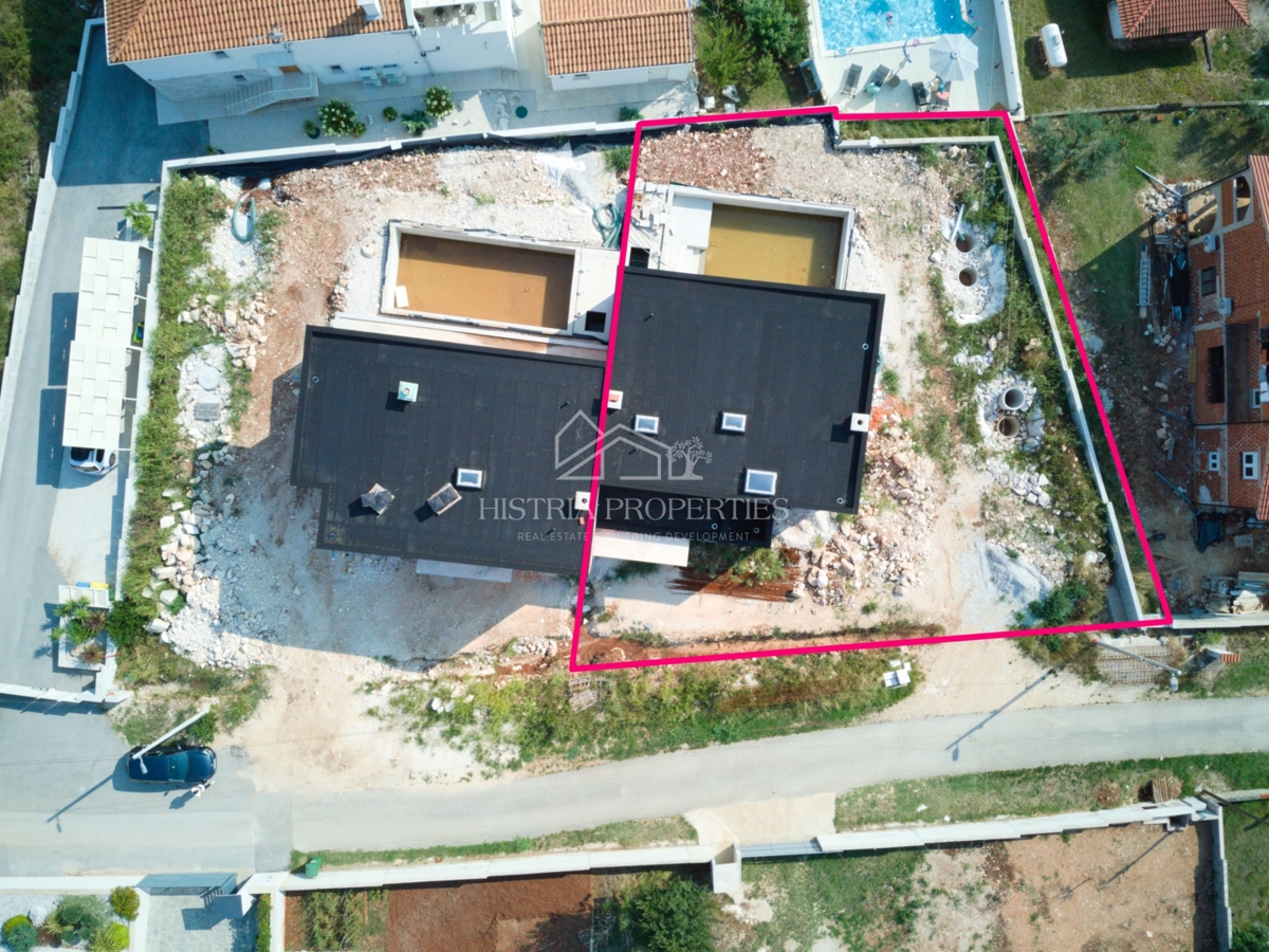 Una villa lussuosa con una vista che riempie l'intera giornata, immersa in un ambiente rilassante