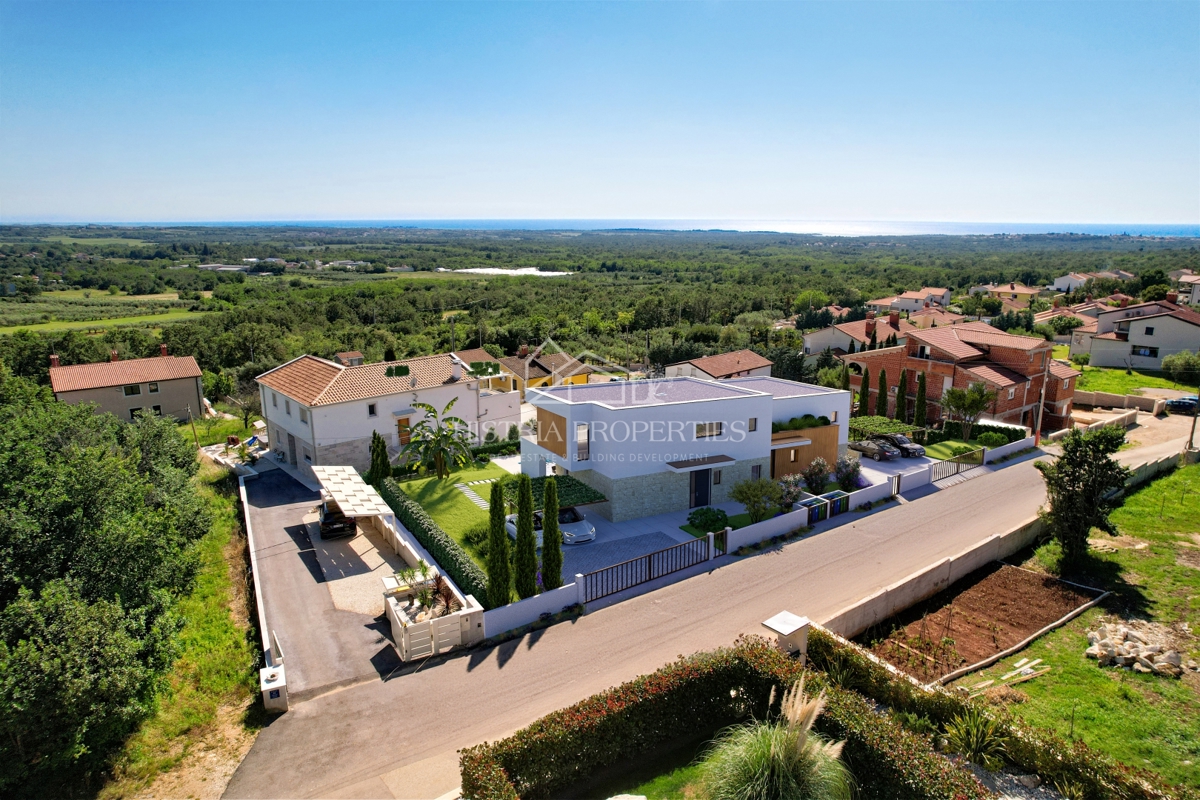 Una villa lussuosa con una vista che riempie l'intera giornata, immersa in un ambiente rilassante