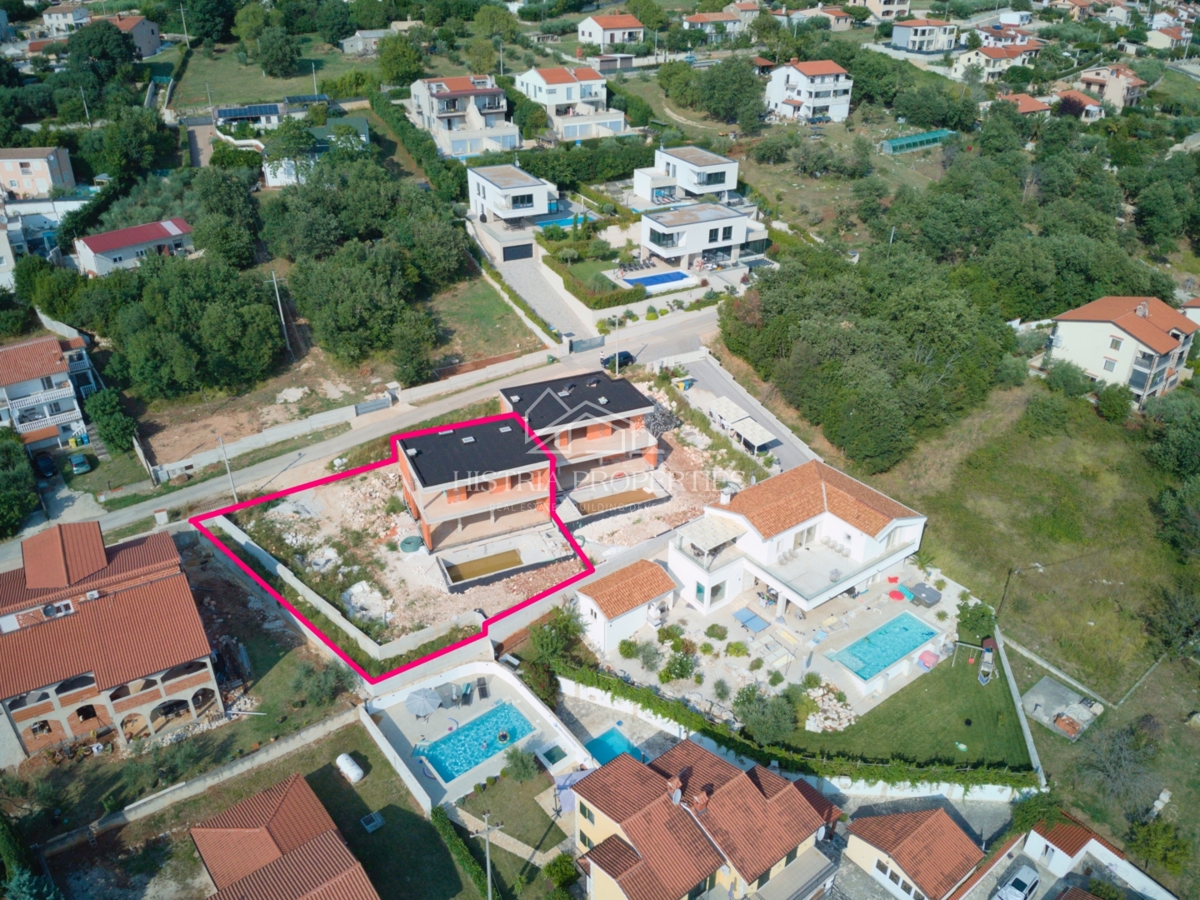 Una villa lussuosa con una vista che riempie l'intera giornata, immersa in un ambiente rilassante