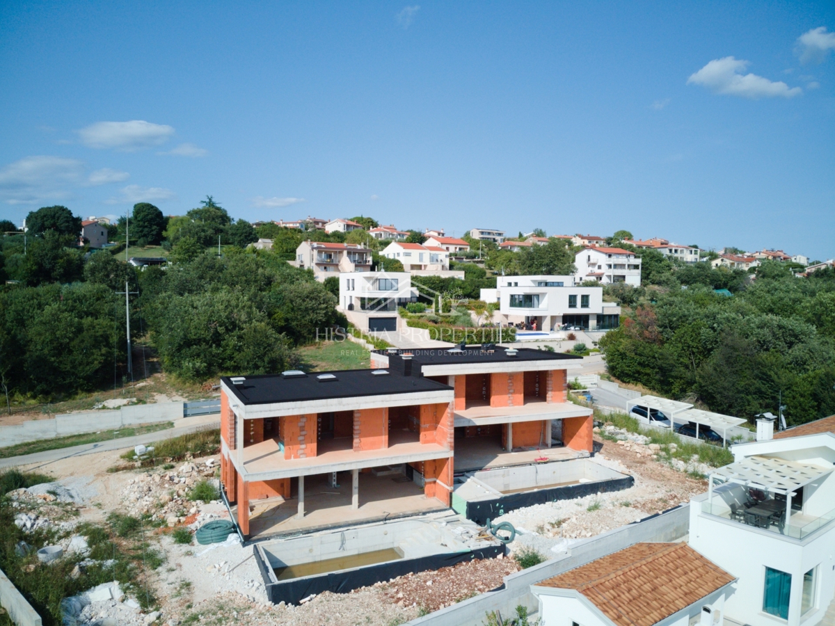 Una villa lussuosa con una vista che riempie l'intera giornata, immersa in un ambiente rilassante