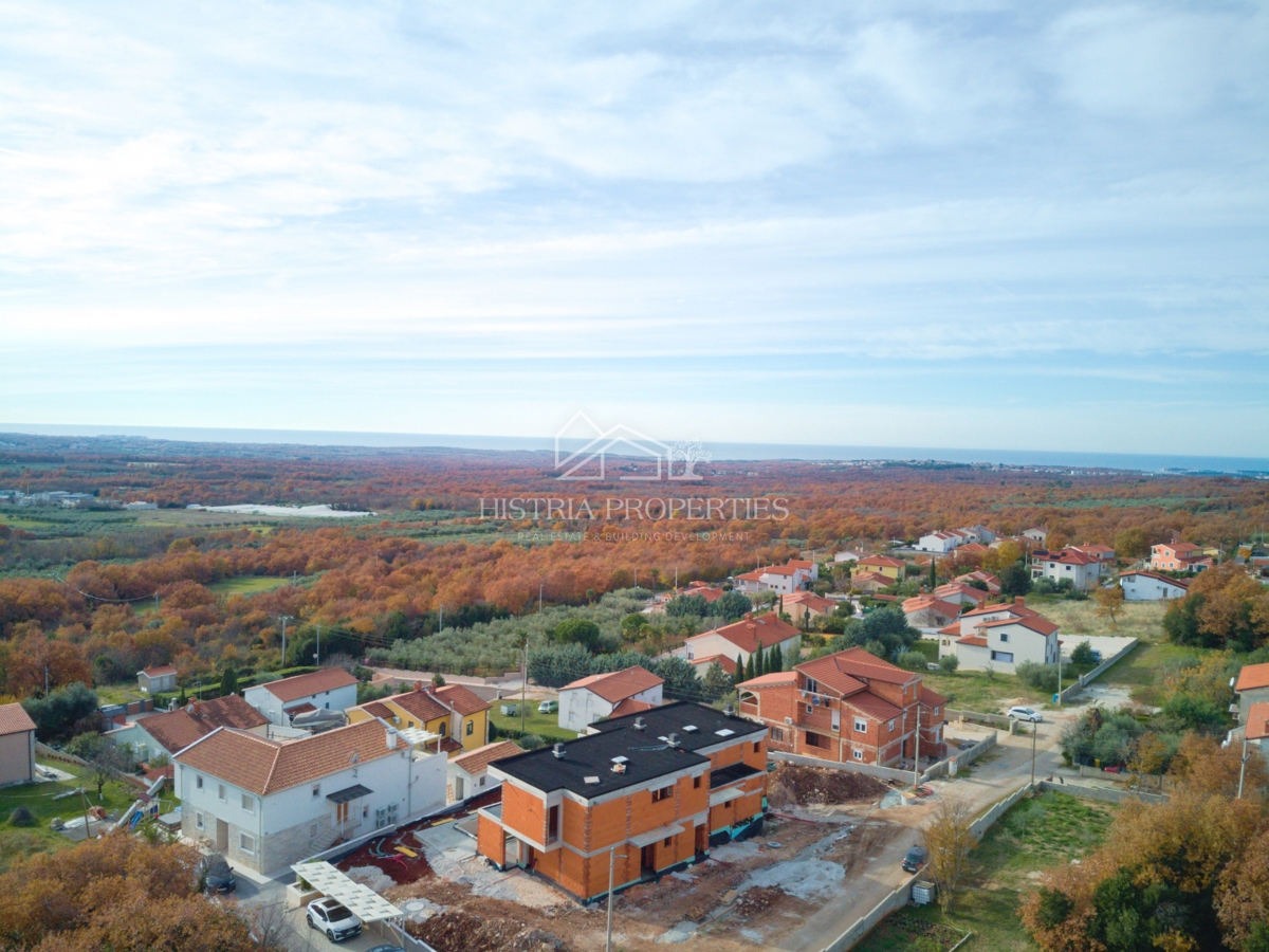 Una villa lussuosa con una vista che riempie l'intera giornata, immersa in un ambiente rilassante