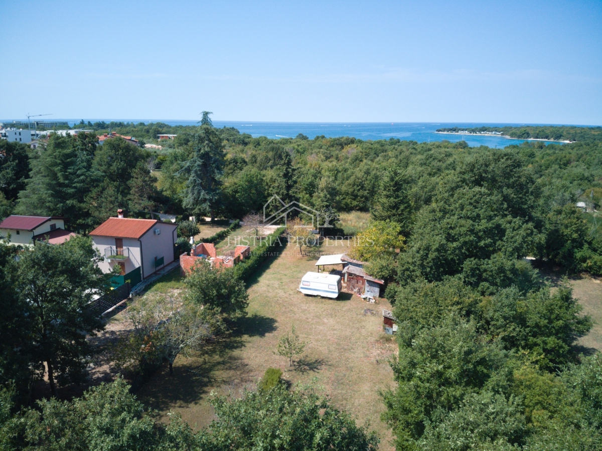Posizione attraente per costruire con stile in una posizione in riva al mare