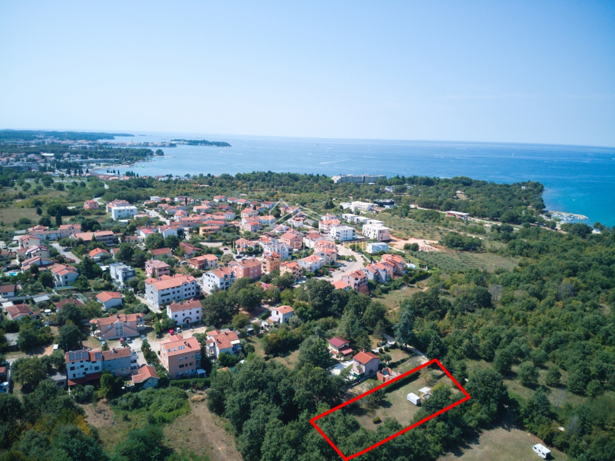 Posizione attraente per costruire con stile in una posizione in riva al mare