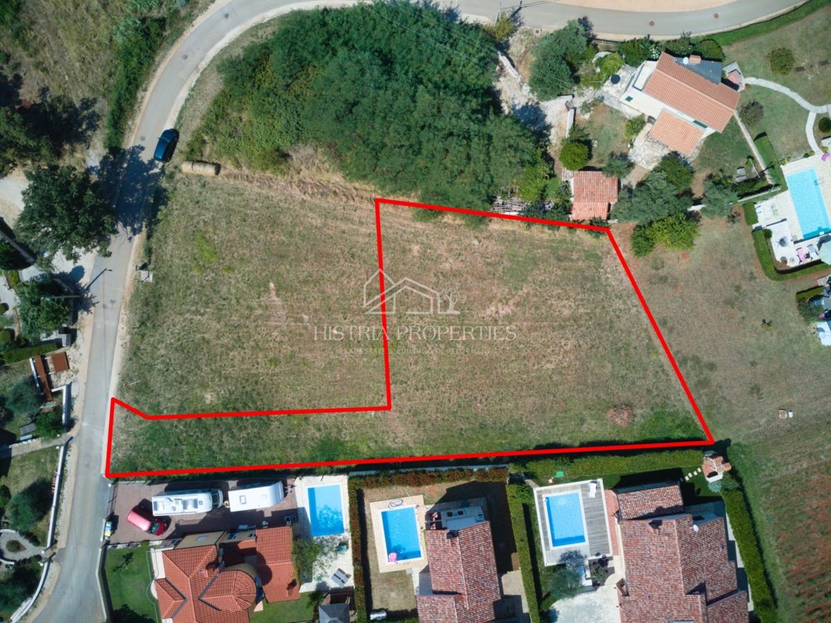 Ampio appezzamento di terreno con splendida vista per progettare la proprietà perfetta