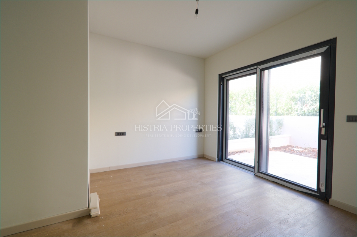 Un attraente insediamento con un nuovo appartamento con giardino vicino alla spiaggia