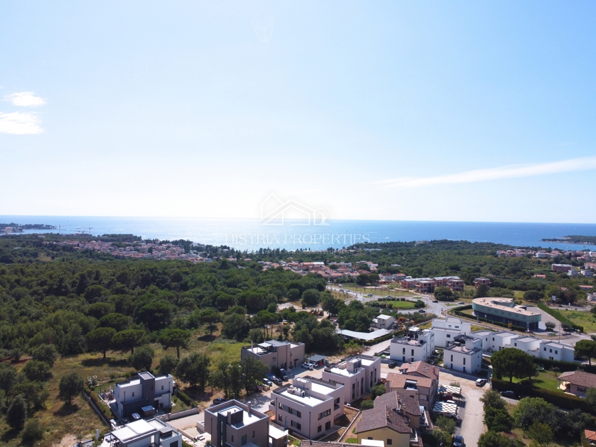 Un attraente insediamento con un nuovo appartamento con giardino vicino alla spiaggia
