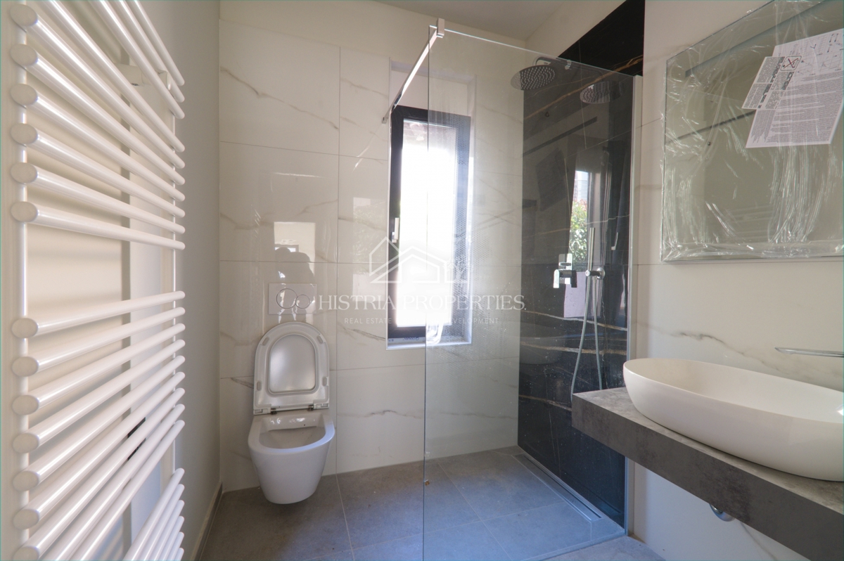 Un attraente insediamento con un nuovo appartamento con giardino vicino alla spiaggia