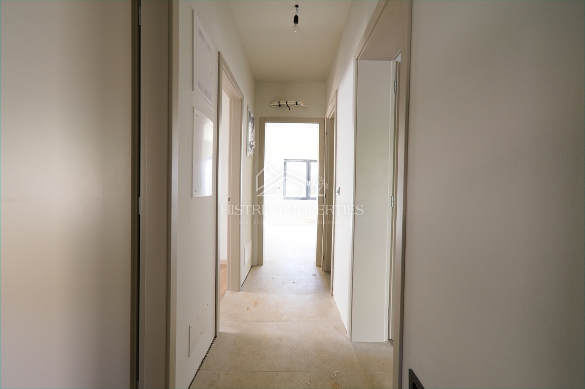 Un attraente insediamento con un nuovo appartamento con giardino vicino alla spiaggia