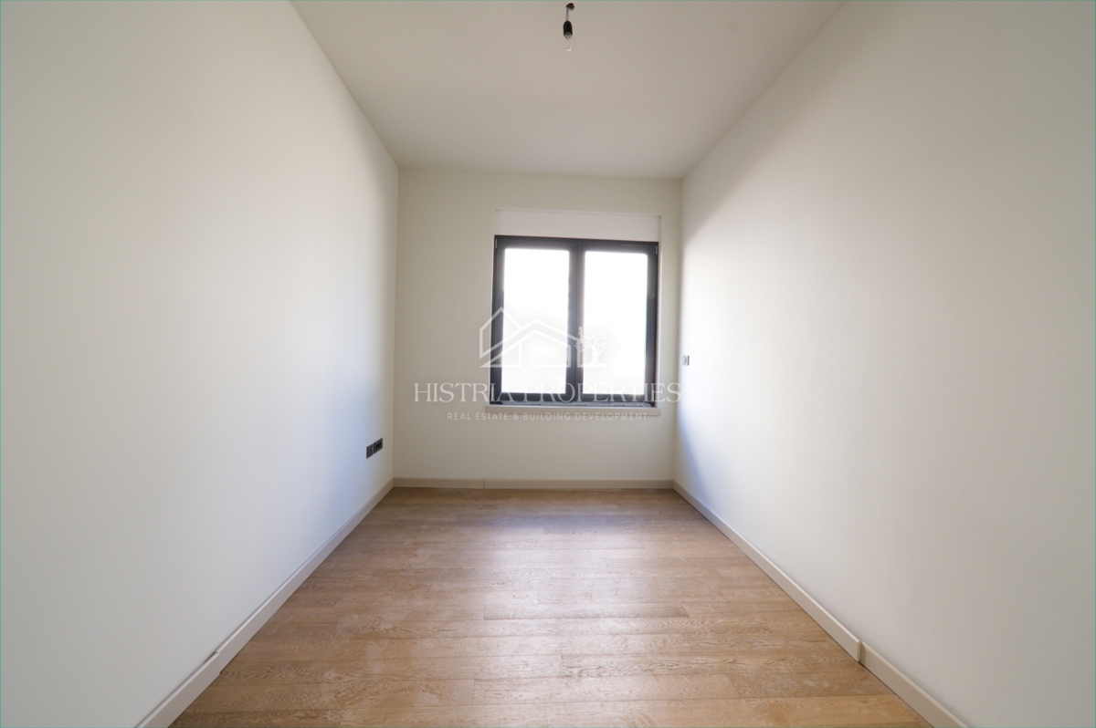 Un attraente insediamento con un nuovo appartamento con giardino vicino alla spiaggia