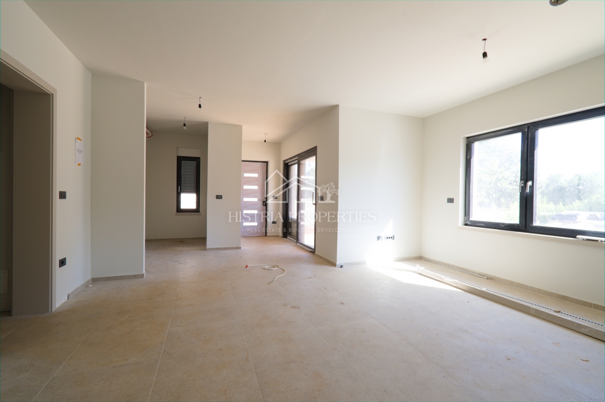 Un attraente insediamento con un nuovo appartamento con giardino vicino alla spiaggia