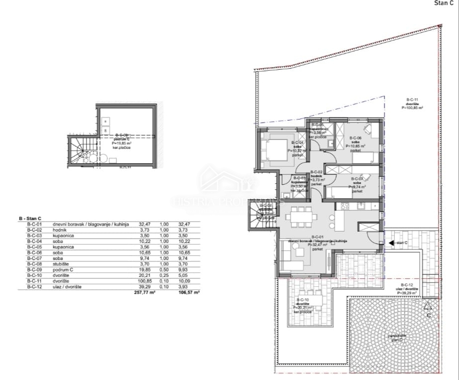 Un attraente insediamento con un nuovo appartamento con giardino vicino alla spiaggia