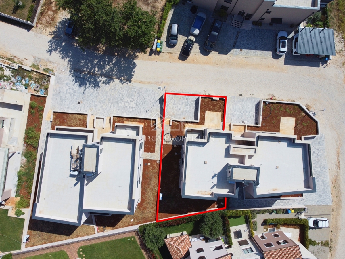 Un attraente insediamento con un nuovo appartamento con giardino vicino alla spiaggia