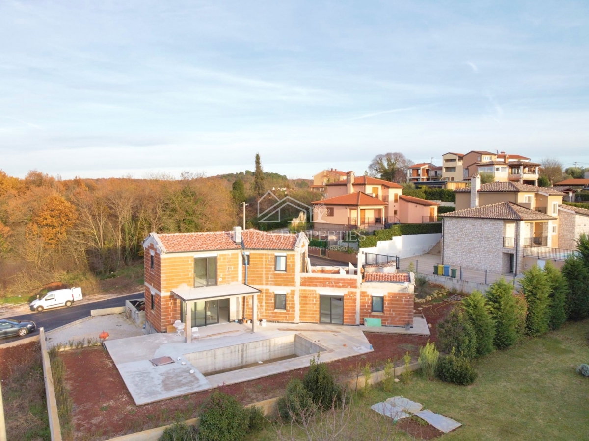 Posizione rilassante e villa di qualità con piscina e dettagli rustici