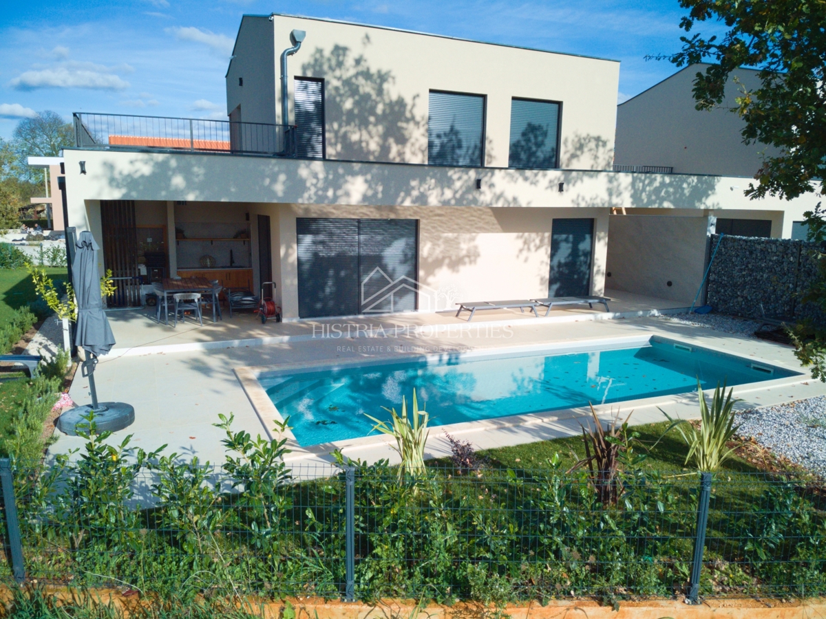 Casa a basso consumo energetico con piscina, completamente arredata e attrezzata vicino a Parenzo