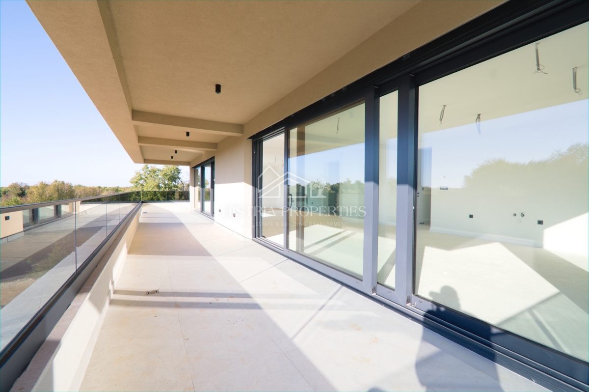 Un attico spazioso e di alta qualità con terrazza sul tetto in una posizione ricercata