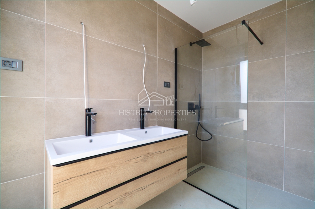 Un attico spazioso e di alta qualità con terrazza sul tetto in una posizione ricercata