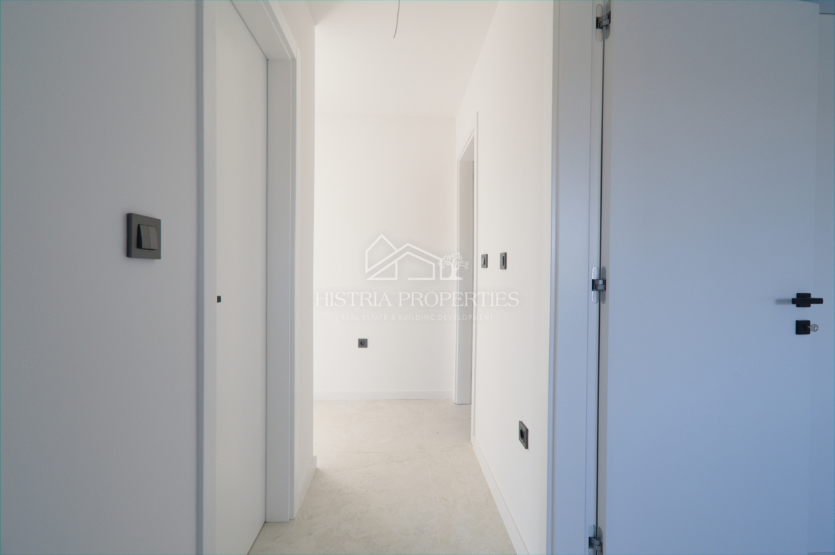 Un attico spazioso e di alta qualità con terrazza sul tetto in una posizione ricercata