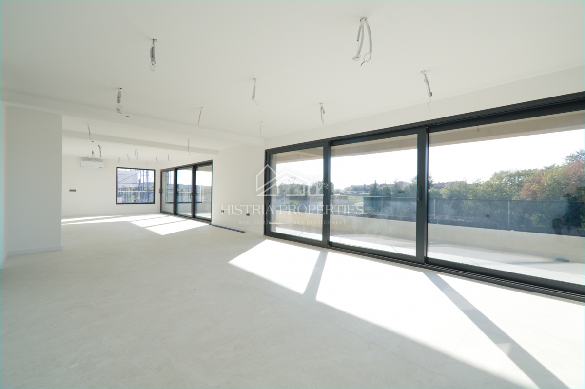 Un attico spazioso e di alta qualità con terrazza sul tetto in una posizione ricercata