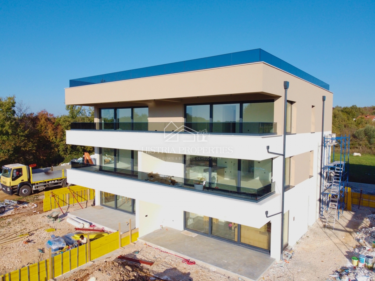 Un attico spazioso e di alta qualità con terrazza sul tetto in una posizione ricercata