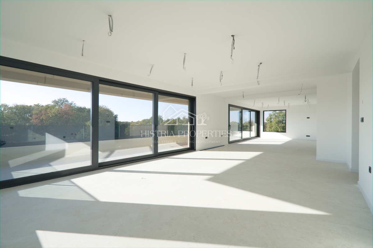 Un attico spazioso e di alta qualità con terrazza sul tetto in una posizione ricercata