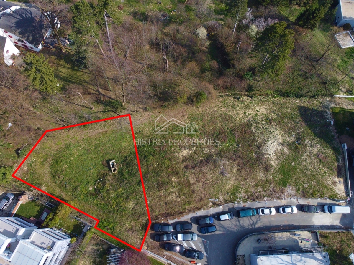 Terreno con permesso valido per la costruzione di appartamenti e contributi per utenze pagati