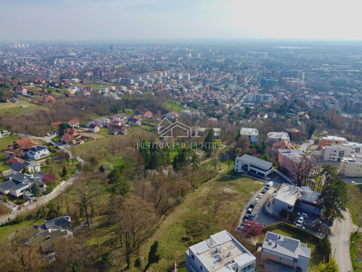 Terreno con permesso valido per la costruzione di appartamenti e contributi per utenze pagati