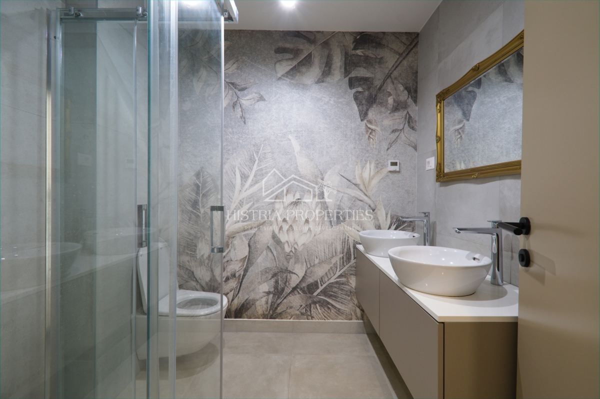 Spazioso appartamento con piscina, completamente attrezzato, con vista mare