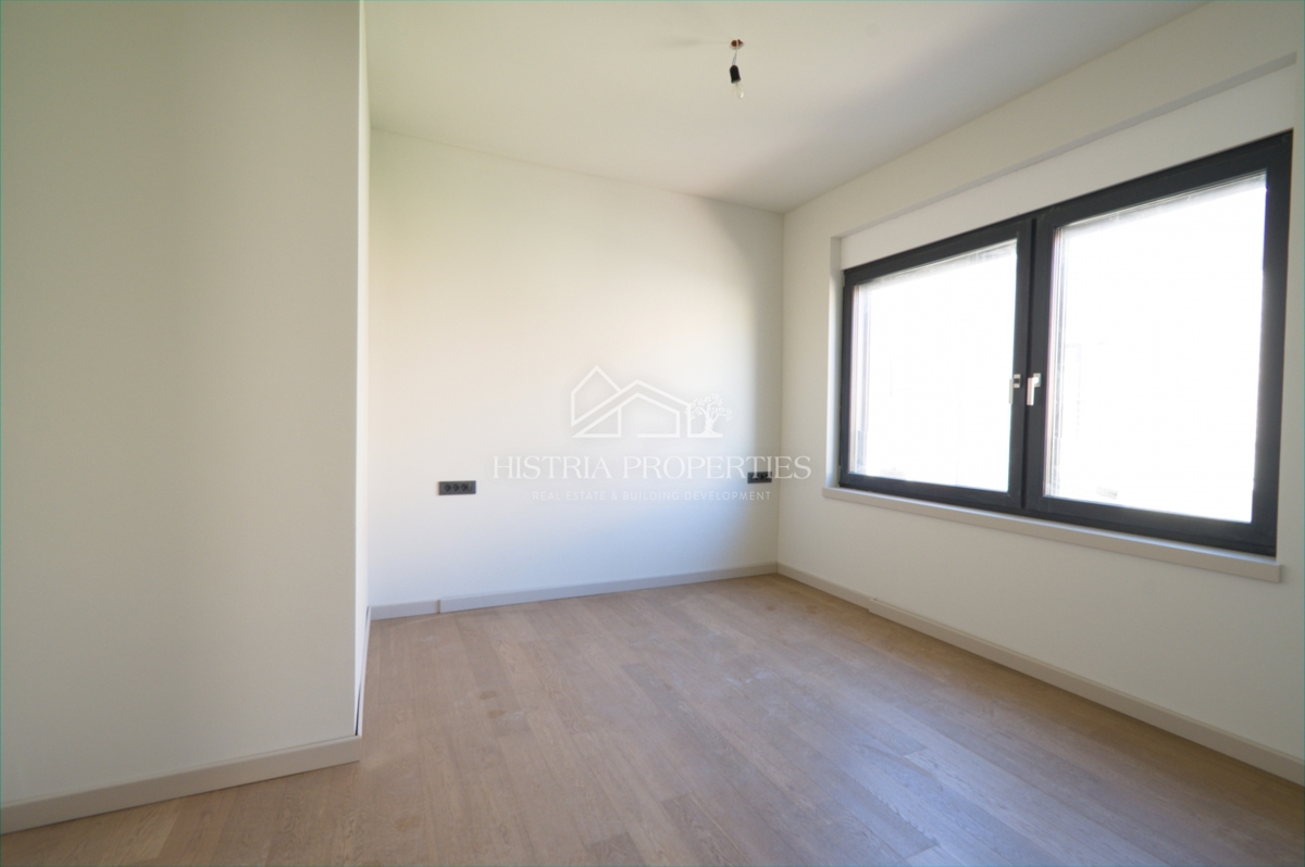 Moderno appartamento in un'unità separata con terrazza sul tetto, ingresso indipendente privato e seminterrato