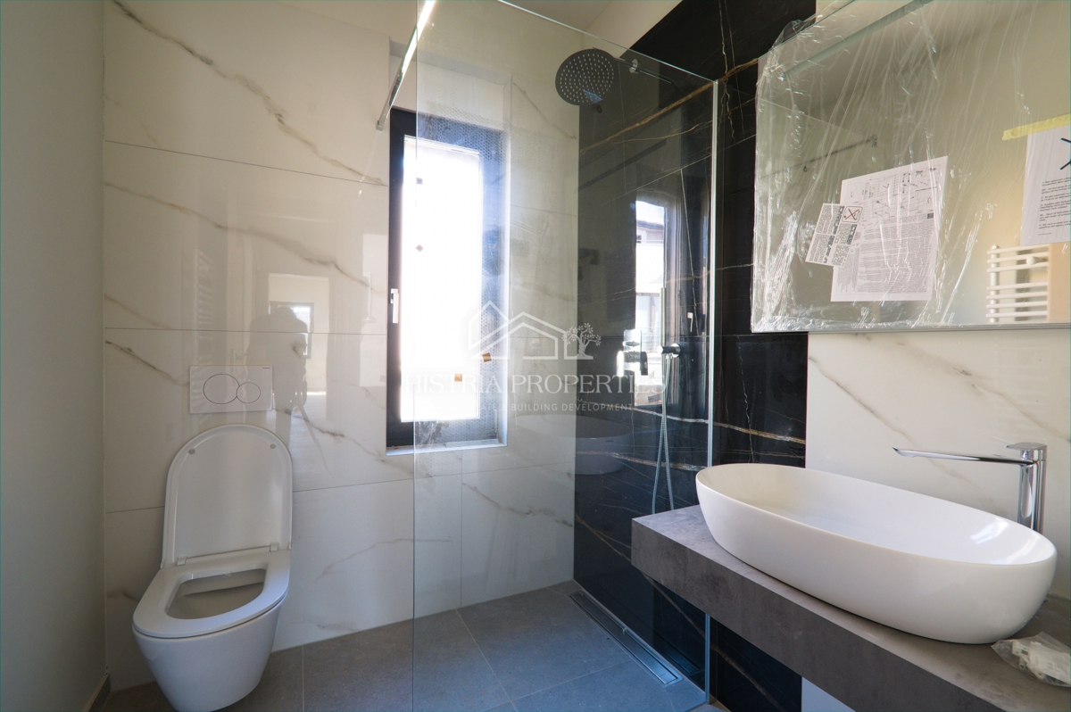 Moderno appartamento in un'unità separata con terrazza sul tetto, ingresso indipendente privato e seminterrato