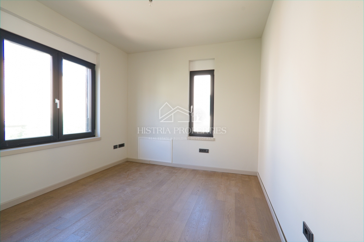 Moderno appartamento in un'unità separata con terrazza sul tetto, ingresso indipendente privato e seminterrato