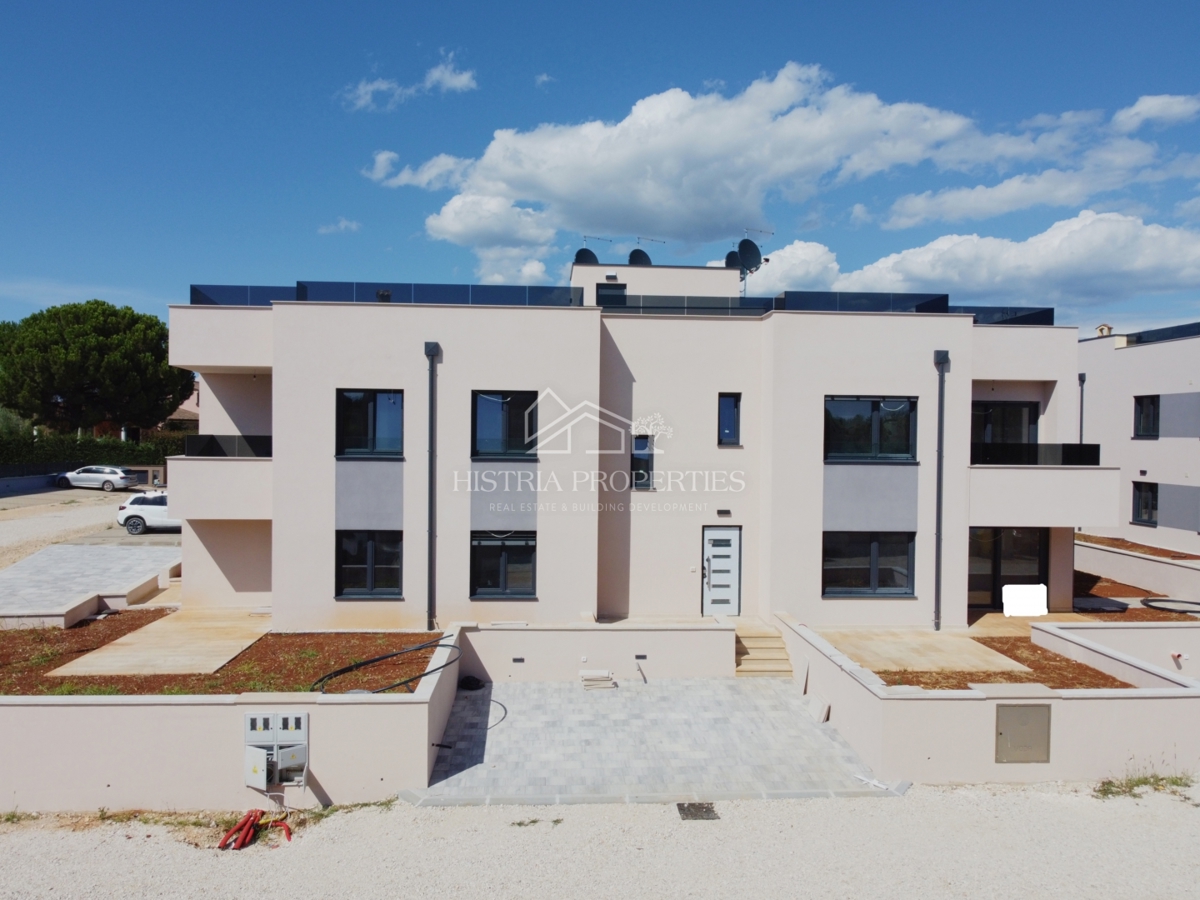 Moderno appartamento in un'unità separata con terrazza sul tetto, ingresso indipendente privato e seminterrato