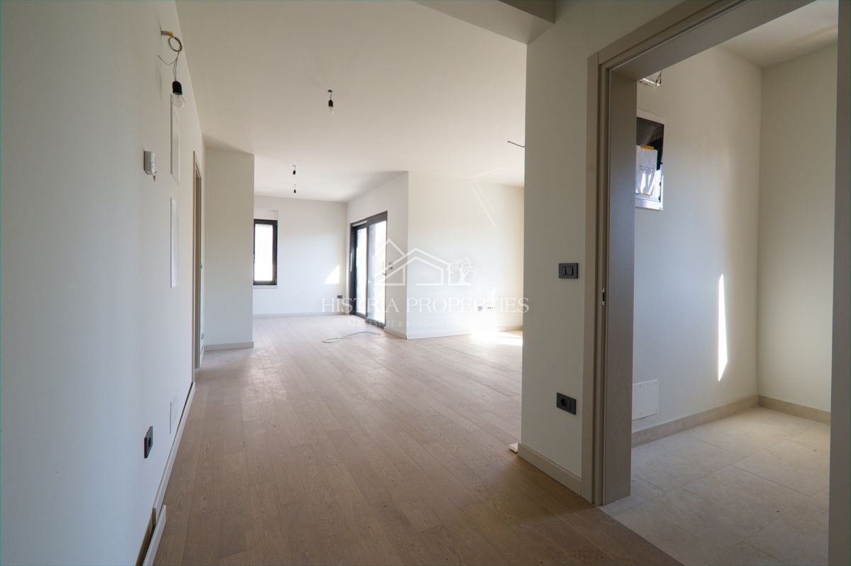 Moderno appartamento in un'unità separata con terrazza sul tetto, ingresso indipendente privato e seminterrato