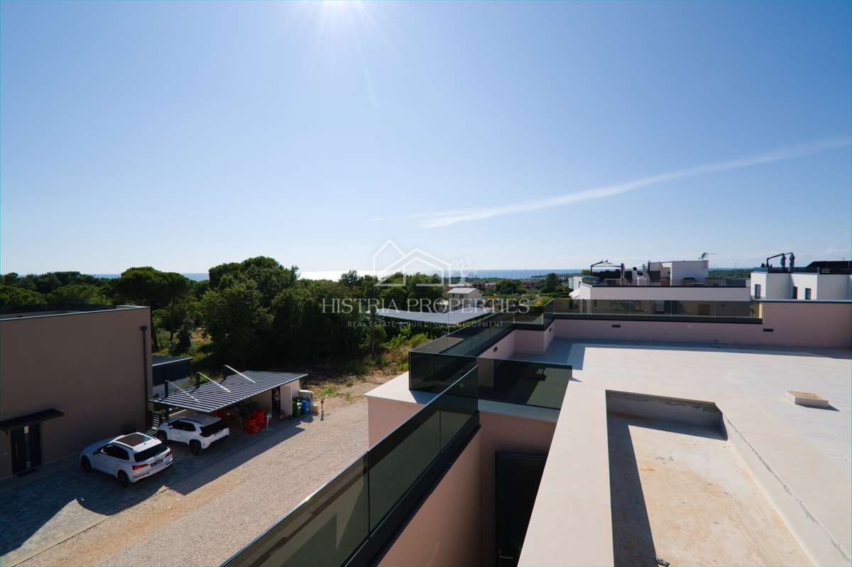 Moderno appartamento in un'unità separata con terrazza sul tetto, ingresso indipendente privato e seminterrato