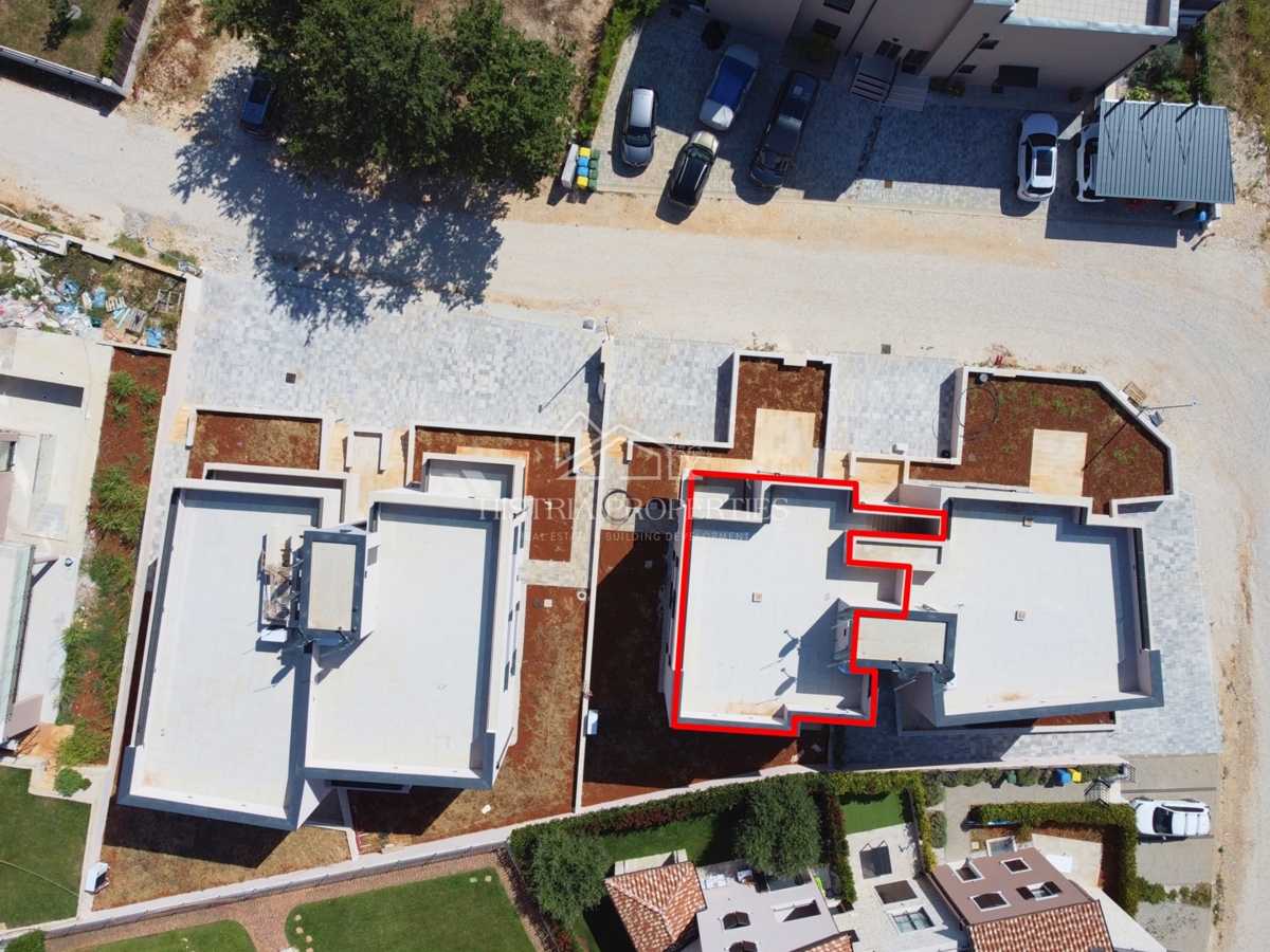 Moderno appartamento in un'unità separata con terrazza sul tetto, ingresso indipendente privato e seminterrato