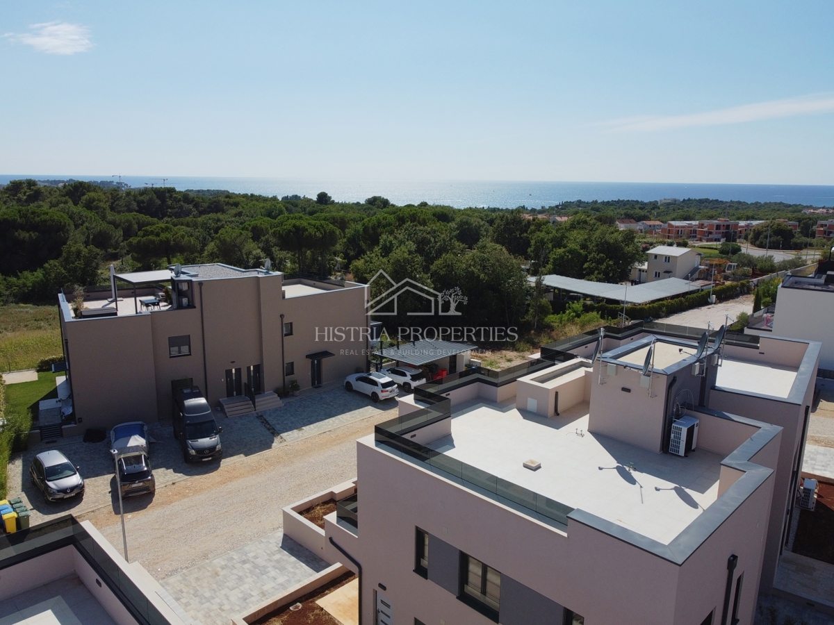 Moderno appartamento in un'unità separata con terrazza sul tetto, ingresso indipendente privato e seminterrato