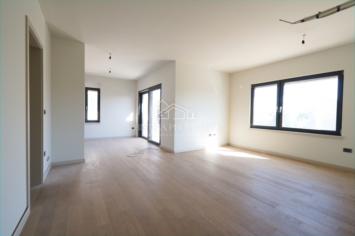 Moderno appartamento in un'unità separata con terrazza sul tetto, ingresso indipendente privato e seminterrato