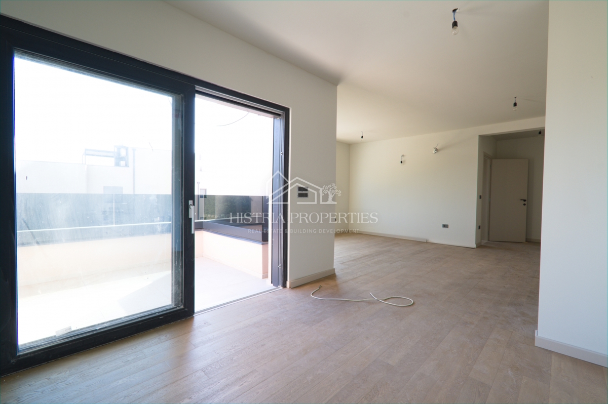 Moderno appartamento in un'unità separata con terrazza sul tetto, ingresso indipendente privato e seminterrato