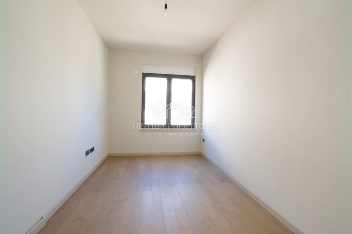 Moderno appartamento in un'unità separata con terrazza sul tetto, ingresso indipendente privato e seminterrato