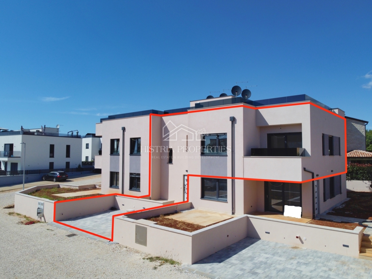 Moderno appartamento in un'unità separata con terrazza sul tetto, ingresso indipendente privato e seminterrato