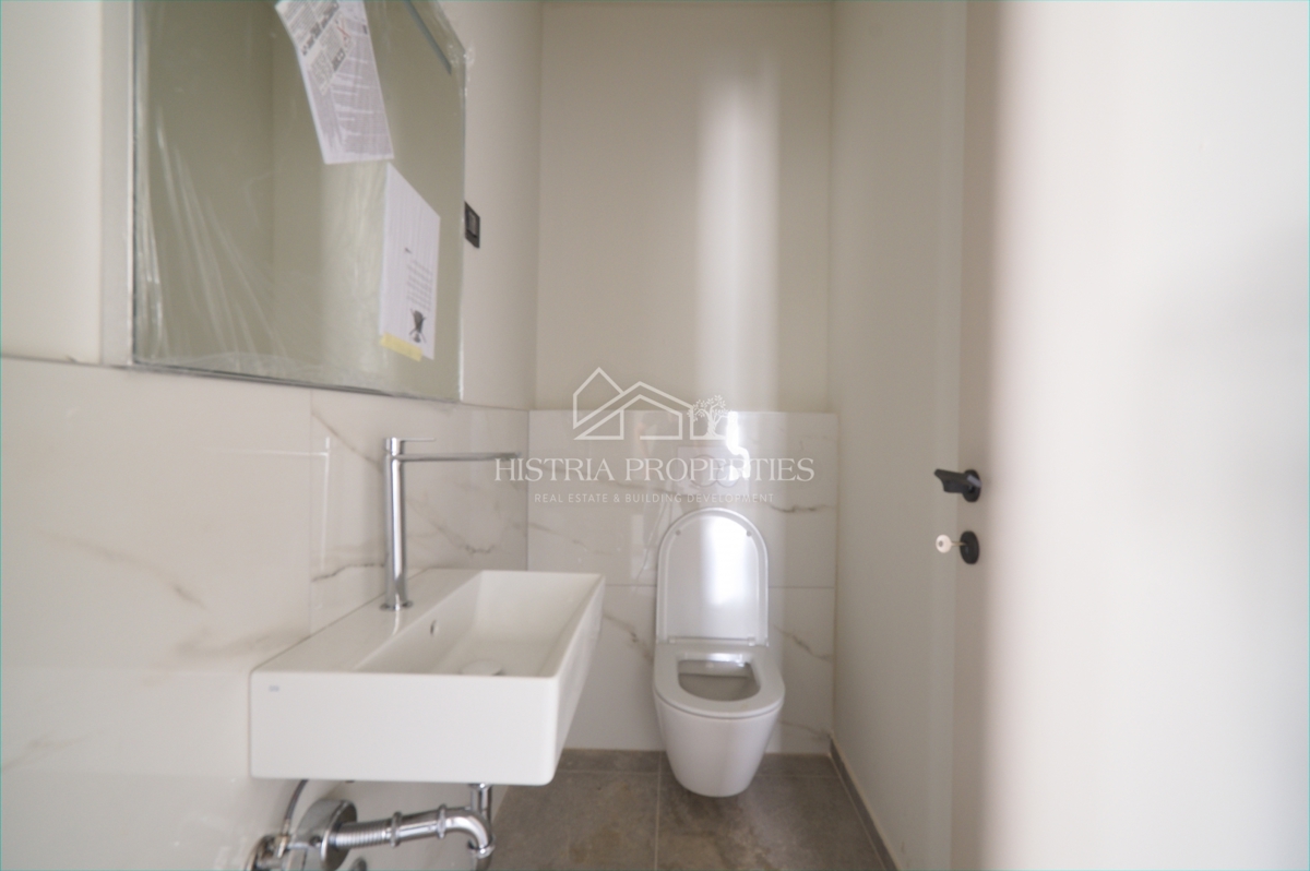 Moderno appartamento in un'unità separata con terrazza sul tetto, ingresso indipendente privato e seminterrato