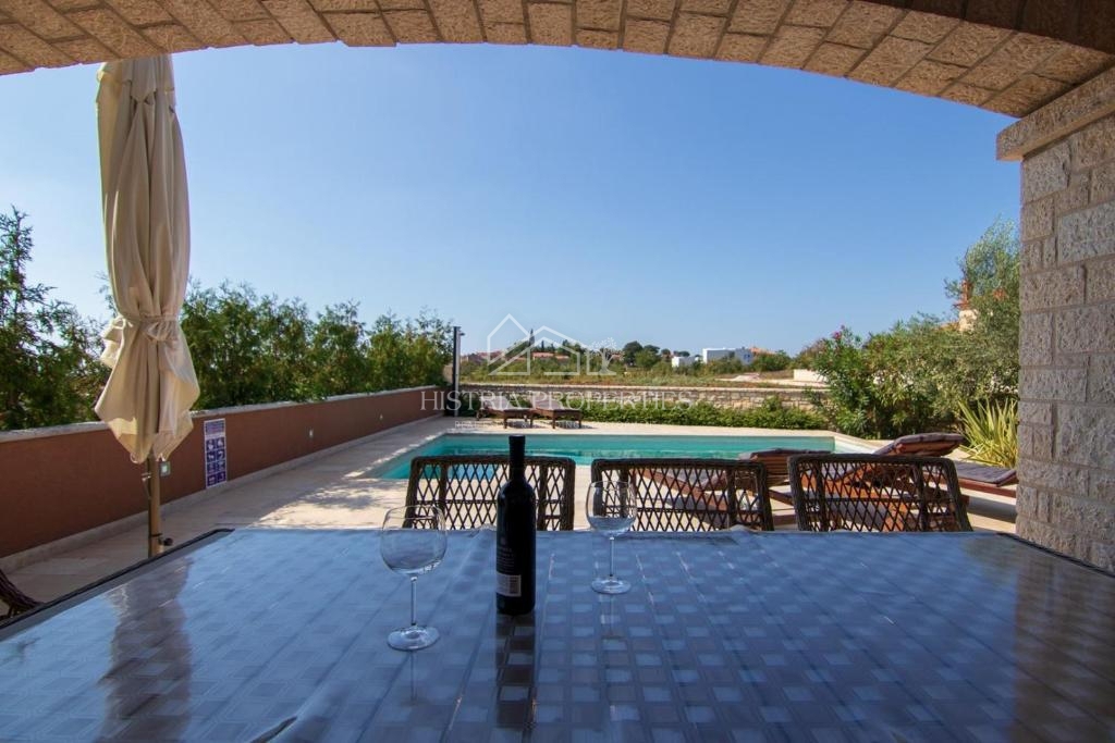 Casa completamente attrezzata con piscina e affitto turistico consolidato