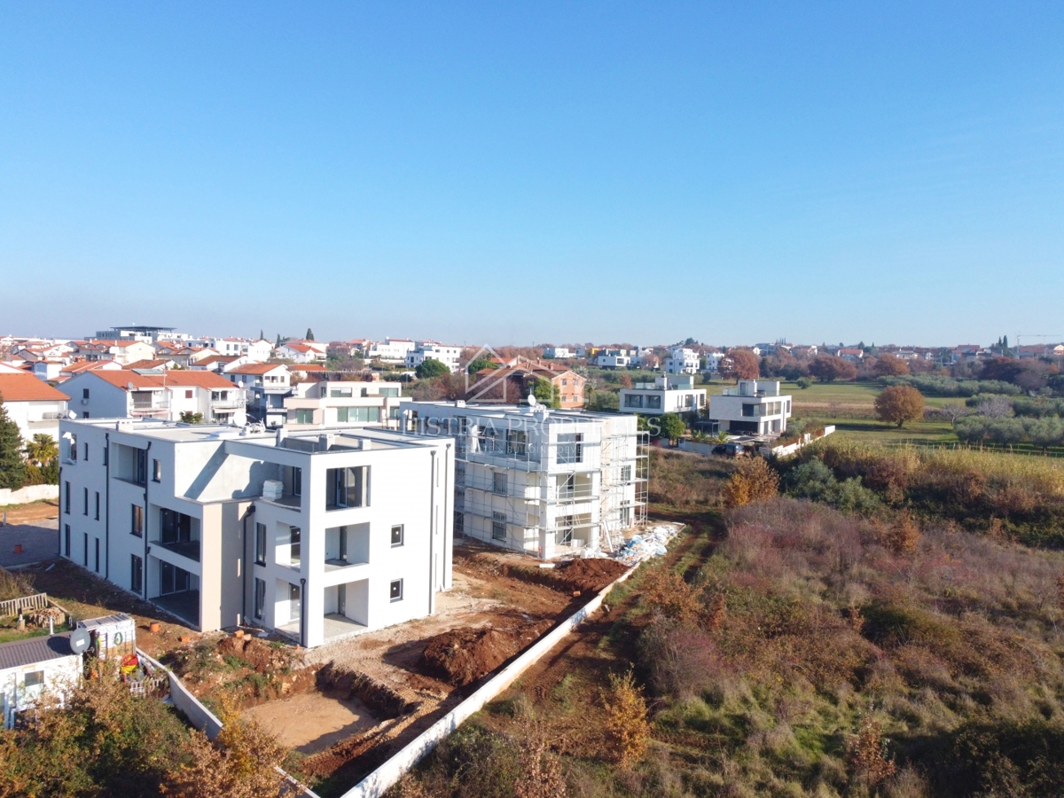 Appartamento con terrazza in un edificio di nuova costruzione in una posizione attraente a 900 metri dalla spiaggia