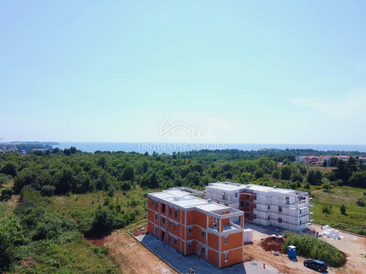 Appartamento con terrazza in un edificio di nuova costruzione in una posizione attraente a 900 metri dalla spiaggia