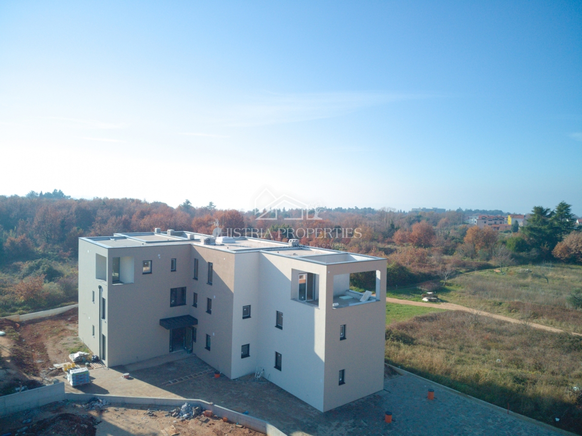 Appartamento con terrazza in un edificio di nuova costruzione in una posizione attraente a 900 metri dalla spiaggia