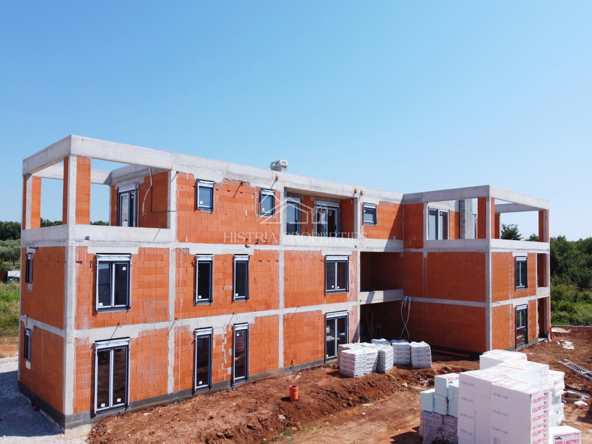 Appartamento con terrazza in un edificio di nuova costruzione in una posizione attraente a 900 metri dalla spiaggia