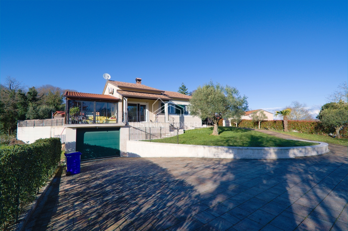 Una location idilliaca per una vacanza perfetta con piscina riscaldata e una casa completamente attrezzata su un ampio terreno