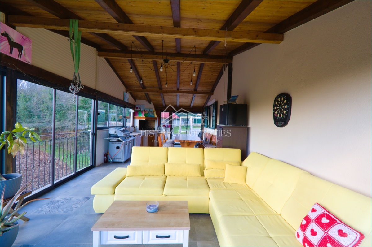 Una location idilliaca per una vacanza perfetta con piscina riscaldata e una casa completamente attrezzata su un ampio terreno