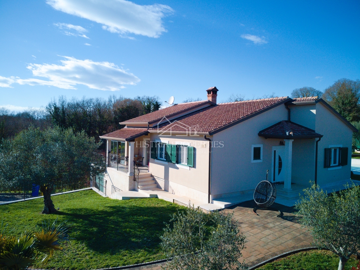 Una location idilliaca per una vacanza perfetta con piscina riscaldata e una casa completamente attrezzata su un ampio terreno